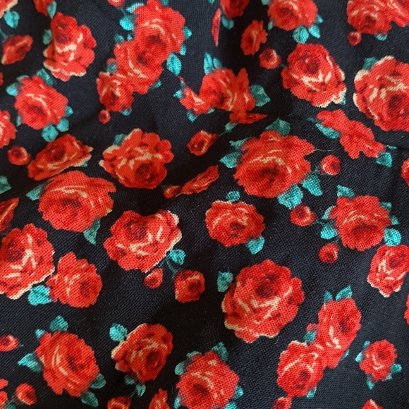 Cropped floral blouse. - Picture 2 of 4